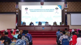 Wali Kota Payakumbuh Zulmaeta memimpin rapat koordinasi pejabat Pemko di Aula Josrizal Zein, Balai Kota Payakumbuh, Kamis (19/2/2026). (Foto: MC Payakumbuh)