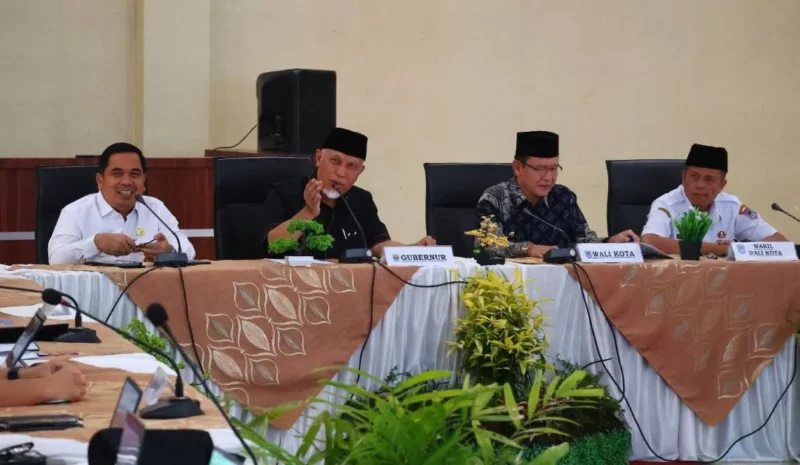 Gubernur Sumbar Mahyeldi memimpin rapat koordinasi bersama Pemko Payakumbuh di Aula Josrizal Zain, Kantor Wali Kota Payakumbuh, Rabu (25/2/2026). (Foto: ADPSB) 