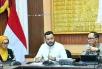 Wali Kota Padang Fadly Amran saat Rapat Koordinasi bersama Kepala Dispora Provinsi Sumbar, Mahdianur Musa di Istana Gubernur Sumbar, Jumat (27/2/2026). (Foto: Prokopim Padang)