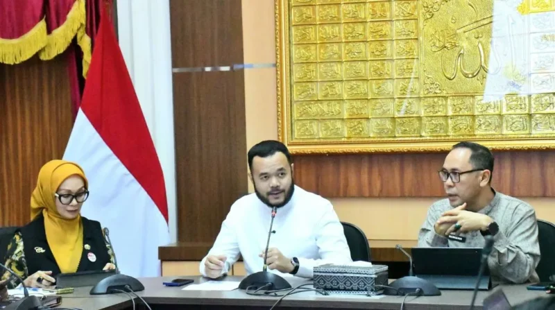 Wali Kota Padang Fadly Amran saat Rapat Koordinasi bersama Kepala Dispora Provinsi Sumbar, Mahdianur Musa di Istana Gubernur Sumbar, Jumat (27/2/2026). (Foto: Prokopim Padang)