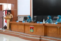 Sekdako Bukittinggi, Rismal Hadi membuka Rakor TP PKK bersama SKPD di Aula Balai Kota Bukittinggi, Senin (2/2/2026). (Foto: Kominfo Bukittinggi)