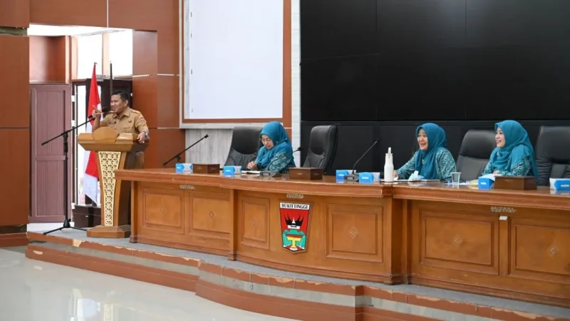 Sekdako Bukittinggi, Rismal Hadi membuka Rakor TP PKK bersama SKPD di Aula Balai Kota Bukittinggi, Senin (2/2/2026). (Foto: Kominfo Bukittinggi)