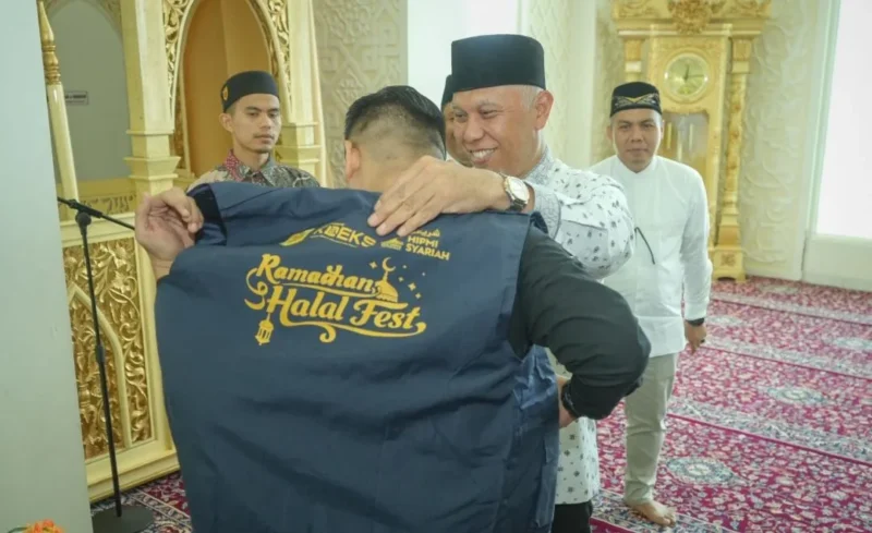 Gubernur Sumbar, Mahyeldi Ansharullah resmi membuka Ramadan Halal Fest 2026 di Masjid Al-Hakim Padang, Jumat (20/2/2026). (Foto: ADPSB)