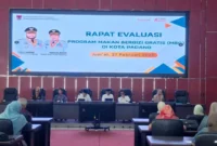 Rapat evaluasi pelaksanaan MBG di Ruang Bagindo Aziz Chan, Jumat (27/2/2026). (Foto: Diskominfo Padang)