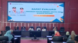 Rapat evaluasi pelaksanaan MBG di Ruang Bagindo Aziz Chan, Jumat (27/2/2026). (Foto: Diskominfo Padang)
