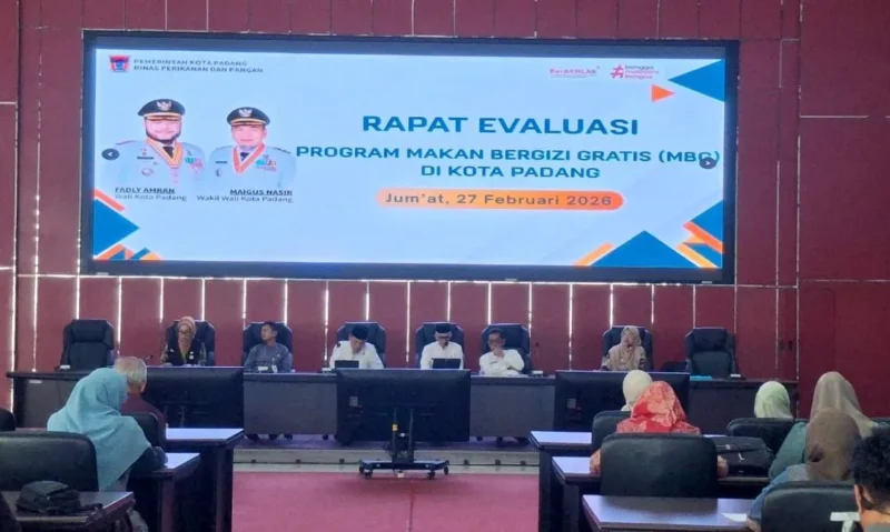 Rapat evaluasi pelaksanaan MBG di Ruang Bagindo Aziz Chan, Jumat (27/2/2026). (Foto: Diskominfo Padang)