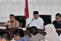 Gubernur Sumbar Mahyeldi memimpin rapat koordinasi antara Pemprov Sumbar dan Pemkab Agam di Balerong Rumah Dinas Bupati Agam. (Foto: AMC)