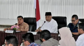 Gubernur Sumbar Mahyeldi memimpin rapat koordinasi antara Pemprov Sumbar dan Pemkab Agam di Balerong Rumah Dinas Bupati Agam. (Foto: AMC)