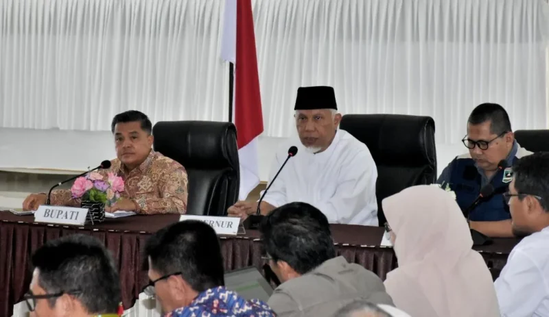 Gubernur Sumbar Mahyeldi memimpin rapat koordinasi antara Pemprov Sumbar dan Pemkab Agam di Balerong Rumah Dinas Bupati Agam. (Foto: AMC)