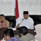 Gubernur Sumbar Mahyeldi memimpin rapat koordinasi antara Pemprov Sumbar dan Pemkab Agam di Balerong Rumah Dinas Bupati Agam. (Foto: AMC)