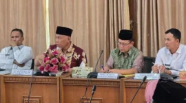 Wali Kota Payakumbuh Zulmaeta mengikuti Rapat Koordinasi Persiapan Angkutan Lebaran 2026 yang dipimpin Gubernur Sumbar Mahyeldi Ansharullah di Istana Bung Hatta, Bukittinggi, Jumat (27/2/2026). (Foto: MC Payakumbuh)