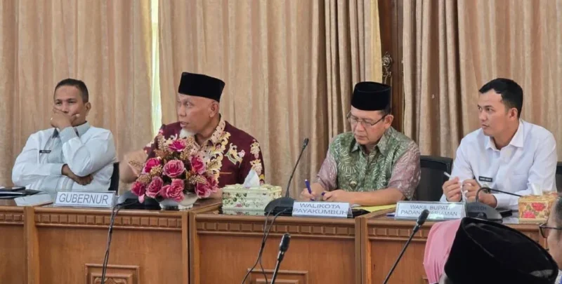 Wali Kota Payakumbuh Zulmaeta mengikuti Rapat Koordinasi Persiapan Angkutan Lebaran 2026 yang dipimpin Gubernur Sumbar Mahyeldi Ansharullah di Istana Bung Hatta, Bukittinggi, Jumat (27/2/2026). (Foto: MC Payakumbuh)