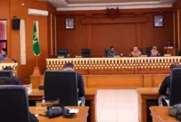 Sekda Rida Ananda menanggapi pandangan umum fraksi-fraksi DPRD Kota Payakumbuh terkait empat Ranperda dalam Rapat Paripurna di ruang sidang DPRD, Kamis (19/2/2026). (Foto: MC Payakumbuh)