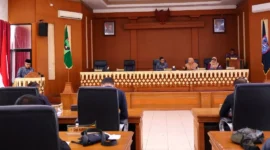 Sekda Rida Ananda menanggapi pandangan umum fraksi-fraksi DPRD Kota Payakumbuh terkait empat Ranperda dalam Rapat Paripurna di ruang sidang DPRD, Kamis (19/2/2026). (Foto: MC Payakumbuh)