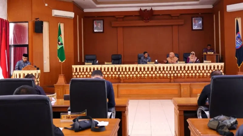 Sekda Rida Ananda menanggapi pandangan umum fraksi-fraksi DPRD Kota Payakumbuh terkait empat Ranperda dalam Rapat Paripurna di ruang sidang DPRD, Kamis (19/2/2026). (Foto: MC Payakumbuh)