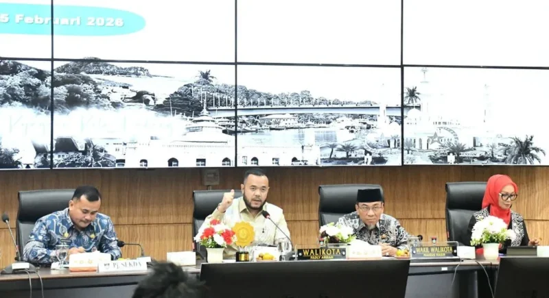 Wali Kota Padang, Fadly Amran memimpin Rapat Bulanan Pemko Padang di Ruang Abu Bakar Ja’ar, Balai Kota Aie Pacah, Kamis (5/2/2026). (Foto: Prokopim Padang)