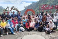 PT NPM menggelar trauma healing pascabencana Padang Panjang dengan mengajak warga terdampak berwisata ke sejumlah destinasi di Sumbar, Minggu (8/2/2026). (Foto: Kominfo Padang Panjang)