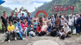 PT NPM menggelar trauma healing pascabencana Padang Panjang dengan mengajak warga terdampak berwisata ke sejumlah destinasi di Sumbar, Minggu (8/2/2026). (Foto: Kominfo Padang Panjang)