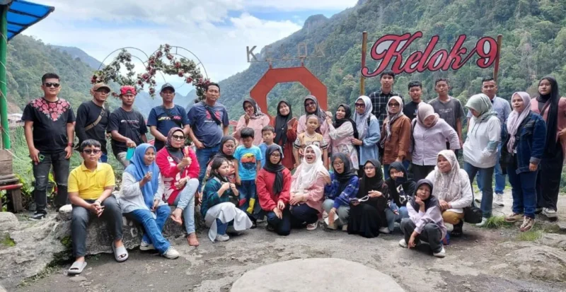PT NPM menggelar trauma healing pascabencana Padang Panjang dengan mengajak warga terdampak berwisata ke sejumlah destinasi di Sumbar, Minggu (8/2/2026). (Foto: Kominfo Padang Panjang)