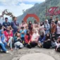PT NPM menggelar trauma healing pascabencana Padang Panjang dengan mengajak warga terdampak berwisata ke sejumlah destinasi di Sumbar, Minggu (8/2/2026). (Foto: Kominfo Padang Panjang)