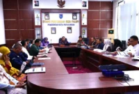 Sekda Payakumbuh, Rida Ananda memimpin Forum Perangkat Daerah dalam rangka Penyusunan Renja 2027 sekaligus FKP di Ruang Pertemuan Riza Falepi, Balai Kota Payakumbuh, Jumat (20/2/2026). (Foto: MC Payakumbuh)