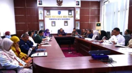Sekda Payakumbuh, Rida Ananda memimpin Forum Perangkat Daerah dalam rangka Penyusunan Renja 2027 sekaligus FKP di Ruang Pertemuan Riza Falepi, Balai Kota Payakumbuh, Jumat (20/2/2026). (Foto: MC Payakumbuh)