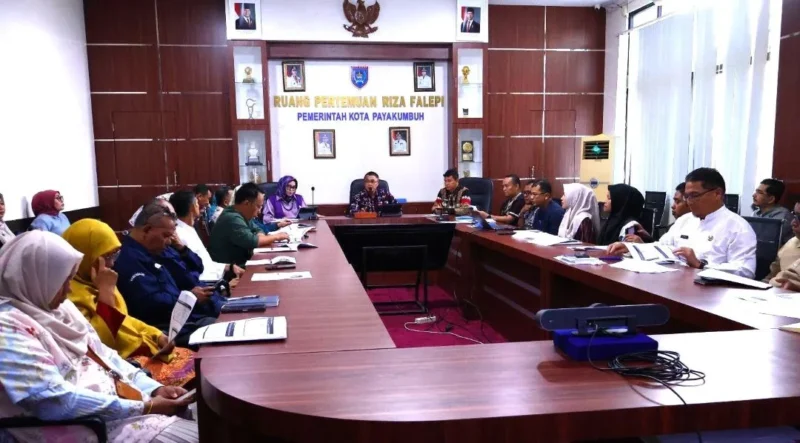 Sekda Payakumbuh, Rida Ananda memimpin Forum Perangkat Daerah dalam rangka Penyusunan Renja 2027 sekaligus FKP di Ruang Pertemuan Riza Falepi, Balai Kota Payakumbuh, Jumat (20/2/2026). (Foto: MC Payakumbuh)