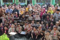 Wali Kota Pariaman, Yota Balad usai memantau pemeriksaan jajanan sekolah oleh BBPOM di SDN 08 Kampung Jawa, Kamis (12/2). (Foto: Kominfo Kota Pariaman)