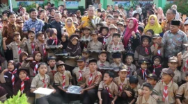Wali Kota Pariaman, Yota Balad usai memantau pemeriksaan jajanan sekolah oleh BBPOM di SDN 08 Kampung Jawa, Kamis (12/2). (Foto: Kominfo Kota Pariaman)