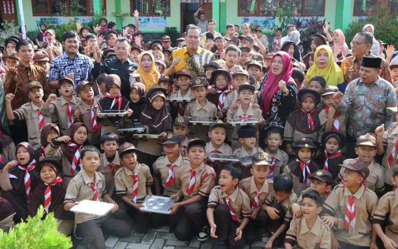 Wali Kota Pariaman, Yota Balad usai memantau pemeriksaan jajanan sekolah oleh BBPOM di SDN 08 Kampung Jawa, Kamis (12/2). (Foto: Kominfo Kota Pariaman)
