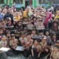 Wali Kota Pariaman, Yota Balad usai memantau pemeriksaan jajanan sekolah oleh BBPOM di SDN 08 Kampung Jawa, Kamis (12/2). (Foto: Kominfo Kota Pariaman)