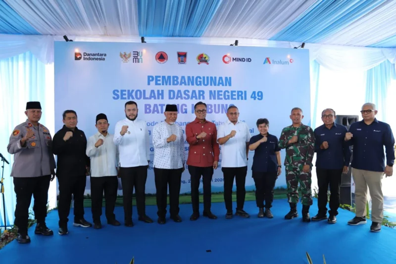 Wali Kota Padang, Fadly Amran menghadiri pencanangan pembangunan kembali gedung SDN 49 Batang Kabung, Jumat (20/2/2026). (Foto: Prokopim Padang)