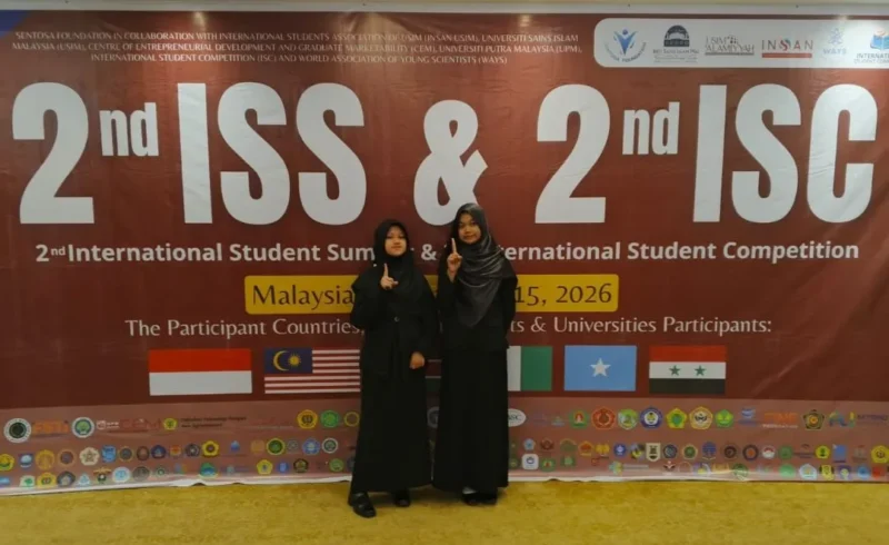 Dua siswi SMAN 1 Padang Panjang Zhafira Muthie Azzayani (X.2) dan Aisya Athfah Mardhiyah (X.9) meraih medali perunggu dalam ajang ISC 2026 di Kuala Lumpur. (Foto: Kominfo Padang Panjang)