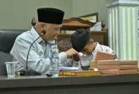 Gubernur Sumbar Mahyeldi memberikan hadiah kepada peserta Pesantren Ramadan yang dapat menjawab pertanyaan. (Foto: ADPSB)
