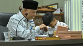 Gubernur Sumbar Mahyeldi memberikan hadiah kepada peserta Pesantren Ramadan yang dapat menjawab pertanyaan. (Foto: ADPSB)