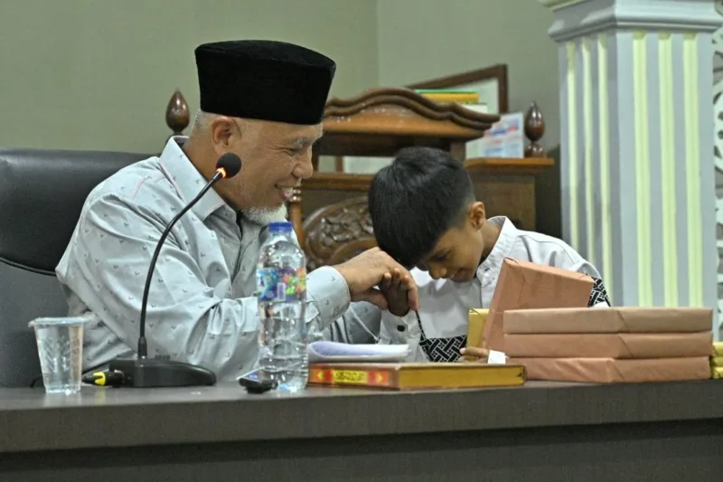 Gubernur Sumbar Mahyeldi memberikan hadiah kepada peserta Pesantren Ramadan yang dapat menjawab pertanyaan. (Foto: ADPSB)