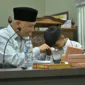 Gubernur Sumbar Mahyeldi memberikan hadiah kepada peserta Pesantren Ramadan yang dapat menjawab pertanyaan. (Foto: ADPSB)
