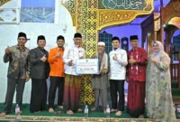 Gubernur Sumbar, Mahyeldi Ansharullah menyerahkan bantuan untuk Masjid Raya Balai Gadang Mungo di Kecamatan Luak, Kabupaten Lima Puluh Kota, Senin (23/2/2026). (Foto: ADPSB)