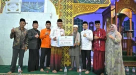 Gubernur Sumbar, Mahyeldi Ansharullah menyerahkan bantuan untuk Masjid Raya Balai Gadang Mungo di Kecamatan Luak, Kabupaten Lima Puluh Kota, Senin (23/2/2026). (Foto: ADPSB)