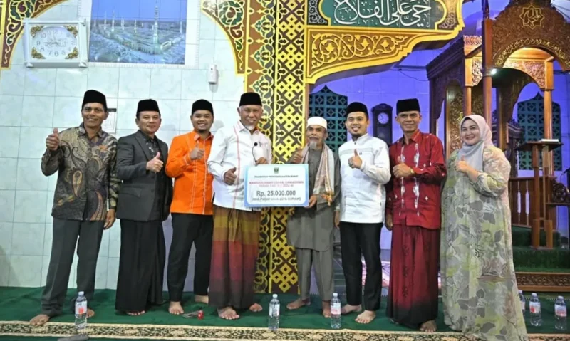 Gubernur Sumbar, Mahyeldi Ansharullah menyerahkan bantuan untuk Masjid Raya Balai Gadang Mungo di Kecamatan Luak, Kabupaten Lima Puluh Kota, Senin (23/2/2026). (Foto: ADPSB)