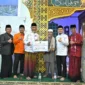 Gubernur Sumbar, Mahyeldi Ansharullah menyerahkan bantuan untuk Masjid Raya Balai Gadang Mungo di Kecamatan Luak, Kabupaten Lima Puluh Kota, Senin (23/2/2026). (Foto: ADPSB)
