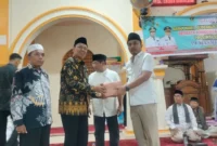 Wakil Gubernur Sumatera Barat, Vasko Ruseimy, menyerahkan bantuan di Masjid Raya Sunur, Sabtu (21/2/2026). (Foto: ADPSB)