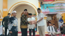 Wakil Gubernur Sumatera Barat, Vasko Ruseimy, menyerahkan bantuan di Masjid Raya Sunur, Sabtu (21/2/2026). (Foto: ADPSB)