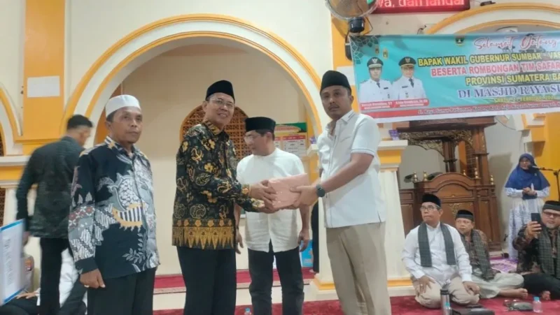 Wakil Gubernur Sumatera Barat, Vasko Ruseimy, menyerahkan bantuan di Masjid Raya Sunur, Sabtu (21/2/2026). (Foto: ADPSB)