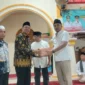 Wakil Gubernur Sumatera Barat, Vasko Ruseimy, menyerahkan bantuan di Masjid Raya Sunur, Sabtu (21/2/2026). (Foto: ADPSB)