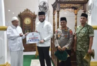 Wali Kota Padang Fadly Amran menyerahkan bantuan kepada pengurus Masjid Ikhwanussafa, Kelurahan Gunung Pangilun, Kecamatan Padang Utara, Jumat (27/2/2026). (Foto: Prokopim Padang)