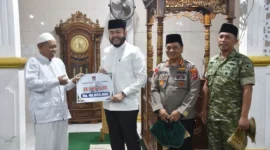 Wali Kota Padang Fadly Amran menyerahkan bantuan kepada pengurus Masjid Ikhwanussafa, Kelurahan Gunung Pangilun, Kecamatan Padang Utara, Jumat (27/2/2026). (Foto: Prokopim Padang)