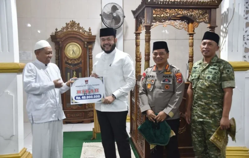 Wali Kota Padang Fadly Amran menyerahkan bantuan kepada pengurus Masjid Ikhwanussafa, Kelurahan Gunung Pangilun, Kecamatan Padang Utara, Jumat (27/2/2026). (Foto: Prokopim Padang)