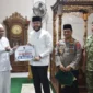 Wali Kota Padang Fadly Amran menyerahkan bantuan kepada pengurus Masjid Ikhwanussafa, Kelurahan Gunung Pangilun, Kecamatan Padang Utara, Jumat (27/2/2026). (Foto: Prokopim Padang)