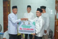 Penyerahan bantuan untuk mendukung rehabilitasi dan kebangkitan masyarakat dalam kunjungan Tim Safari Ramadan Pemprov Sumbar di Mushala Nur Taqwa Cacang, Kabupaten Solok, Minggu (22/2/2026). (Foto: ADPSB)